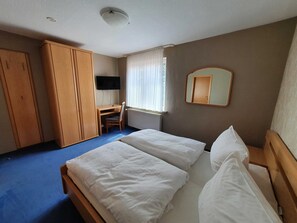 1 bedroom, desk, WiFi, bed sheets