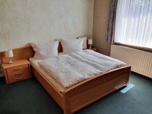 1 slaapkamer, een bureau, wifi, beddengoed