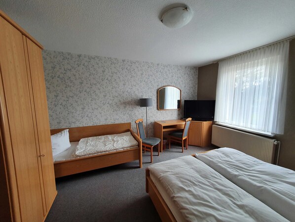 1 bedroom, desk, travel crib, WiFi