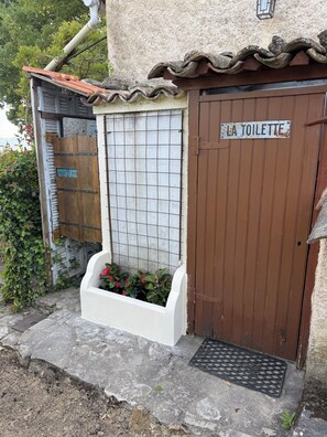 Exterior detail - Le Cabanon Provençal (Mane)
