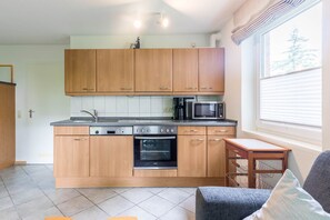 Køleskab, mikrobølgeovn, opvaskemaskine, kaffe-/temaskine