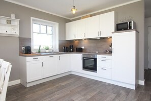 Geladeira, micro-ondas, lava-louças, cafeteira/chaleira