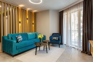 Deluxe appartement, 2 slaapkamers, uitzicht op de stad | Woonruimte | Een 42-inch ledtelevisie met satellietzenders, televisie en Netflix