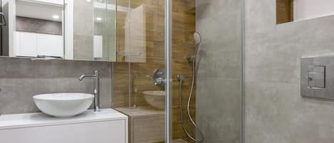 Standard Apartment | Bathroom | Shower, rainfall showerhead, free toiletries, hair dryer