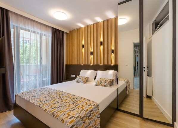 Deluxe appartement, 2 slaapkamers, uitzicht op de stad | Donsdekens, bedden met traagschuimmatrassen, een kluis op de kamer