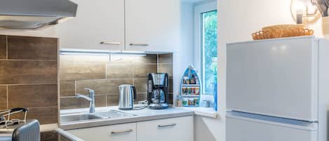 Fridge, microwave, coffee/tea maker, electric kettle