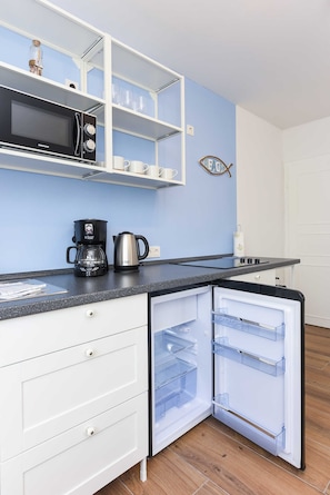 Kühlschrank, Mikrowelle, Wasserkocher mit Kaffee-/Teezubehör