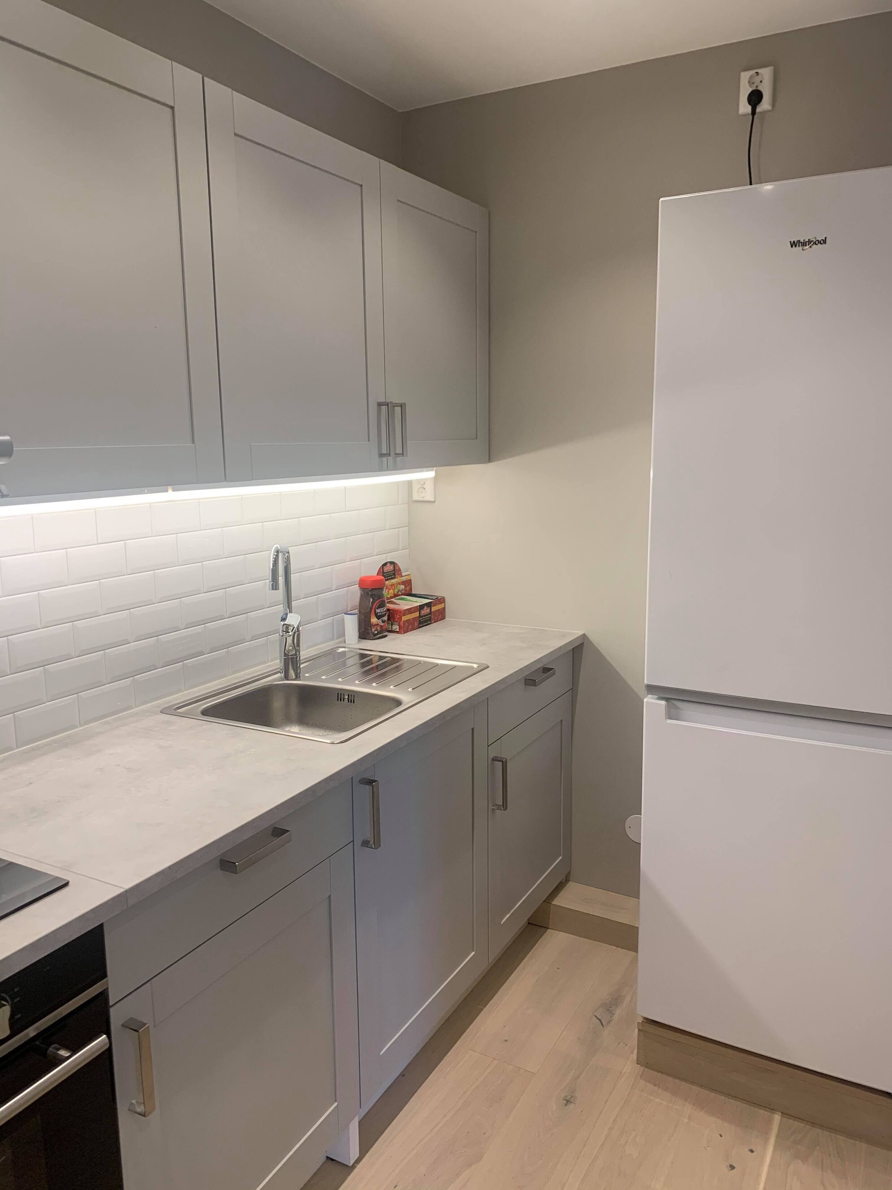 Refrigerador con freezer, horno, placa de cocina, tetera/pava eléctrica