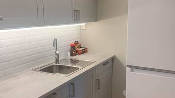 Refrigerador con freezer, horno, placa de cocina, tetera/pava eléctrica