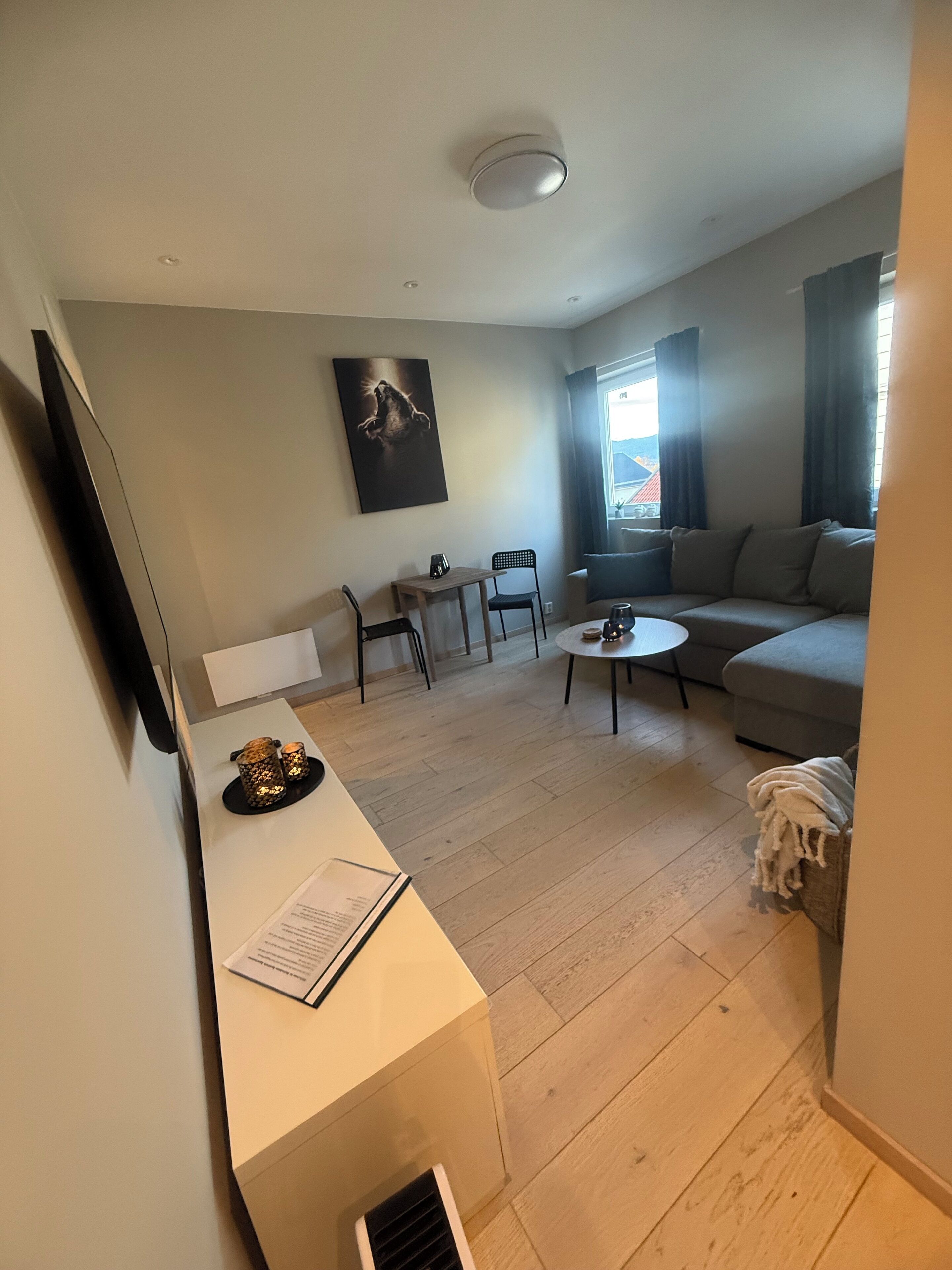 En 65-tommers LED-TV med kabel-kanaler samt TV og Netflix