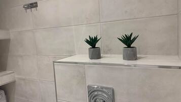 Shower, hydromassage showerhead, free toiletries, hair dryer