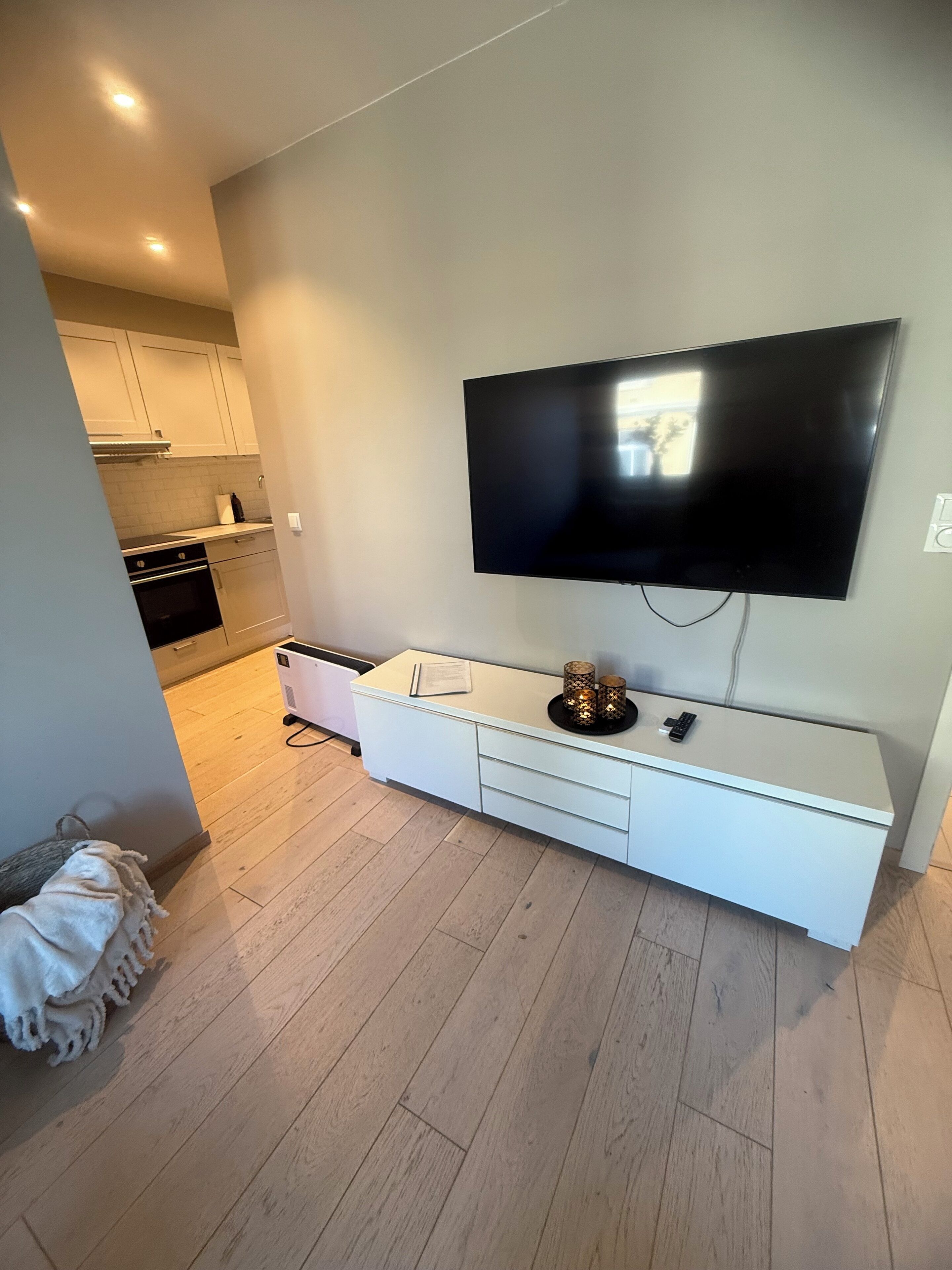 En 65-tommers LED-TV med kabel-kanaler samt TV og Netflix