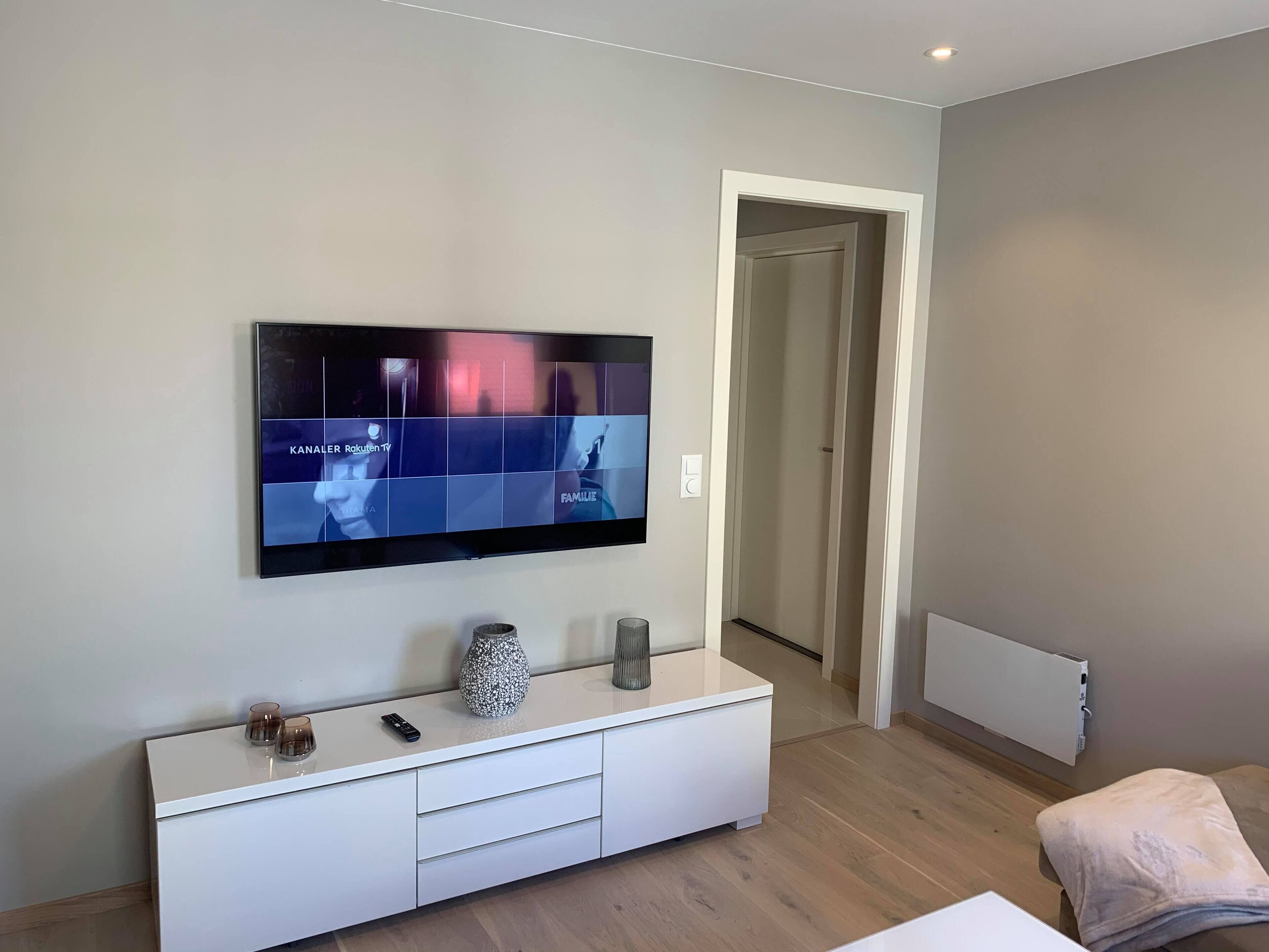 Televisi LED 65-inci dengan saluran TV kabel, TV, dan Netflix