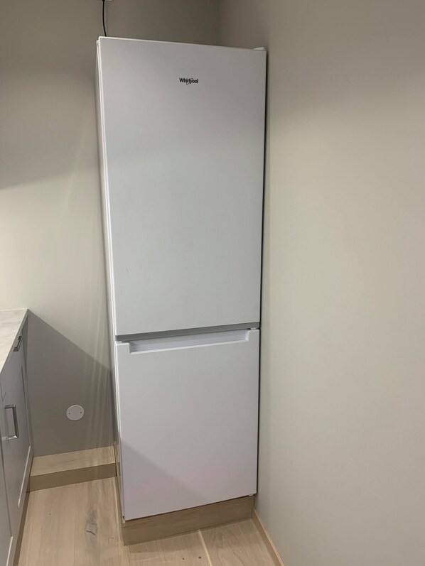 Refrigerador con freezer, horno, placa de cocina, tetera/pava eléctrica