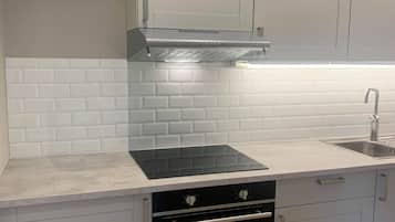 Grand réfrigérateur, four, plaque de cuisson, bouilloire électrique