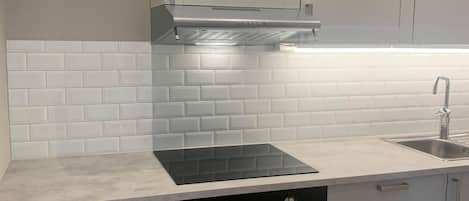 Refrigerador con freezer, horno, placa de cocina, tetera/pava eléctrica