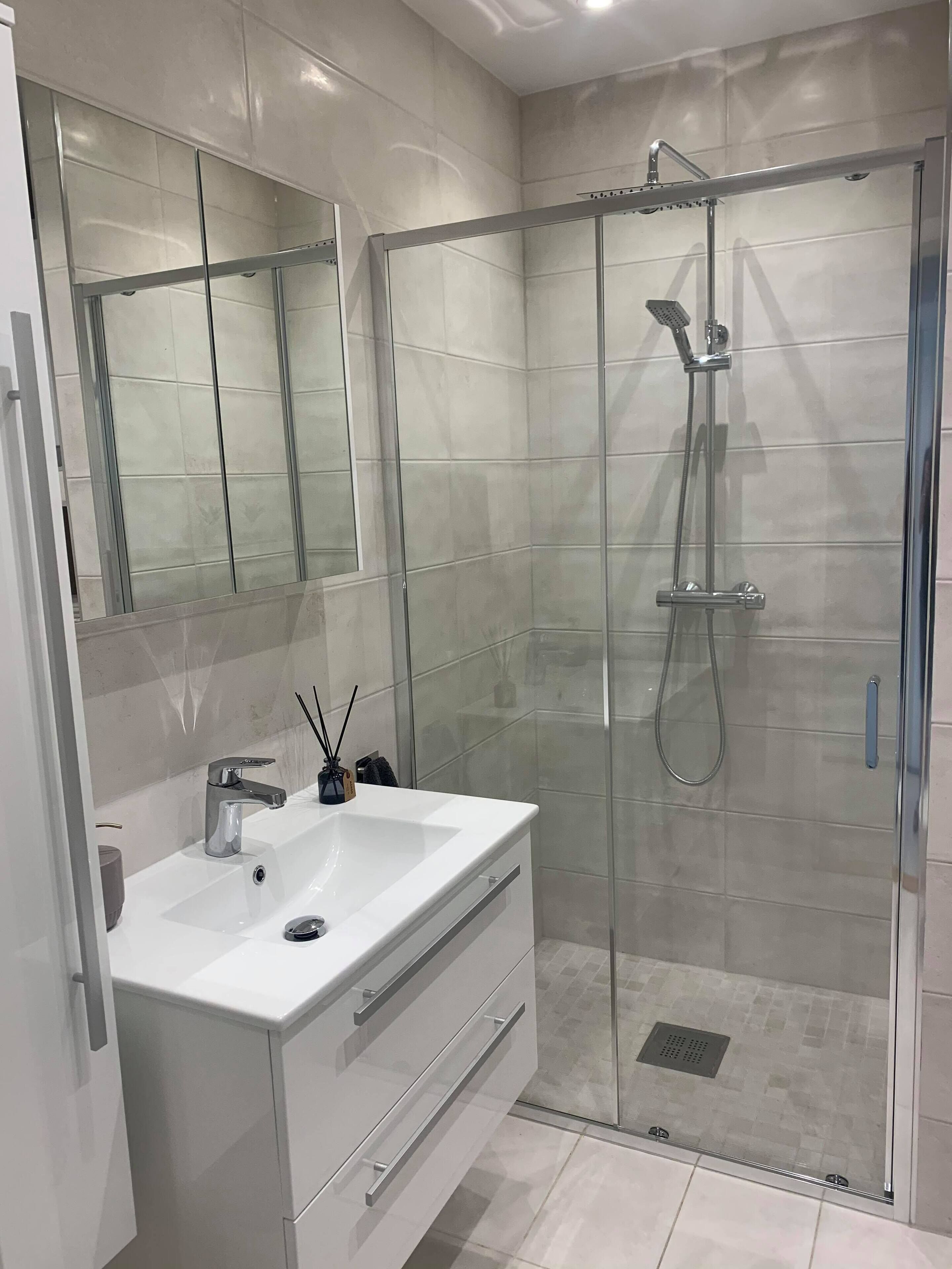 Dusj, dusjhode med hydromassaje, toalettartikler (inkludert) og hårføner