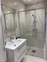 Ducha, cabezal de ducha con hidromasaje, artĂculos de tocador gratuitos