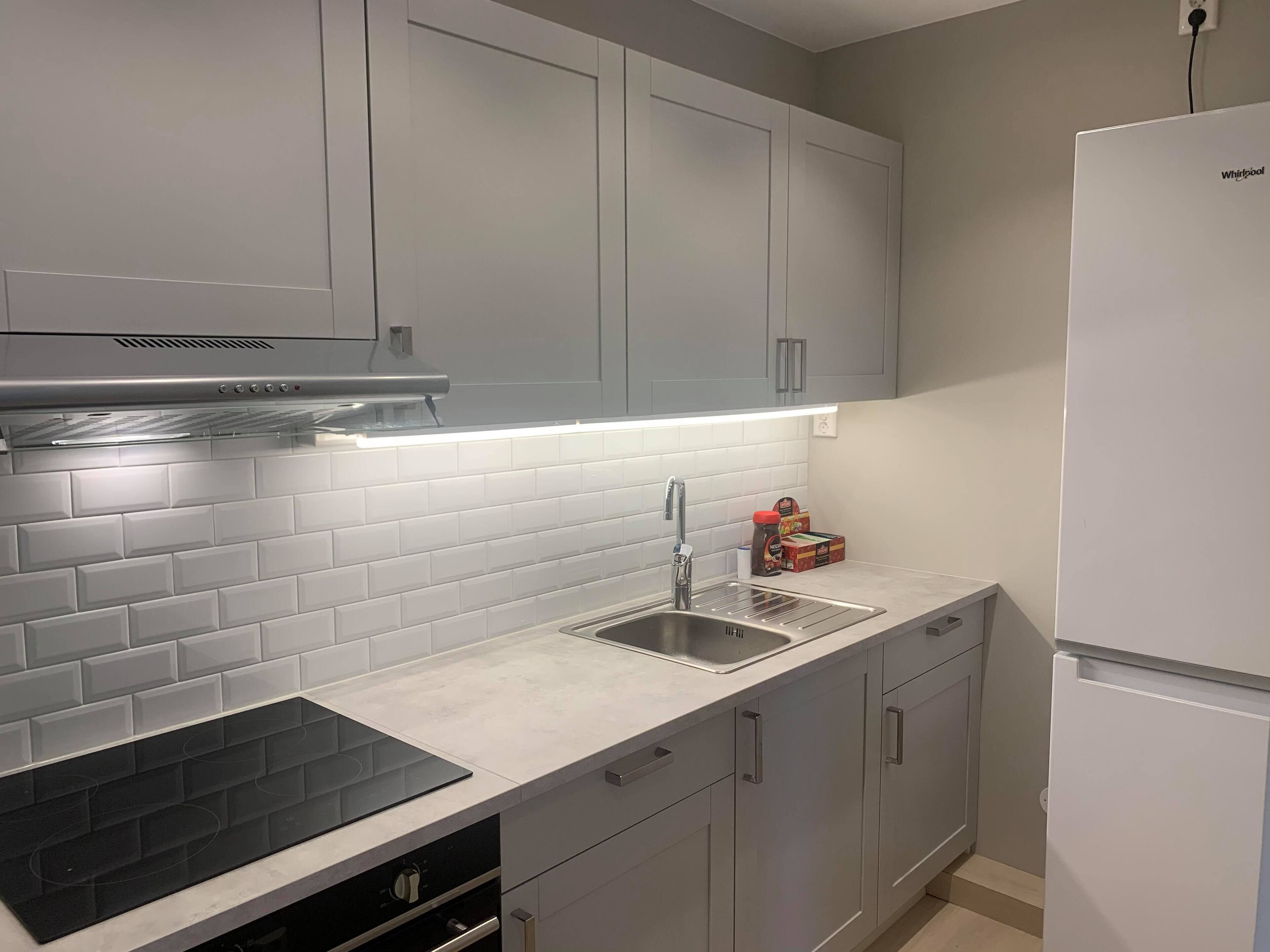 Lemari es besar, oven, kompor, dan ketel listrik