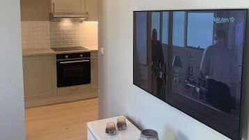 Een 65-inch ledtelevisie met kabelzenders, een televisie en Netflix