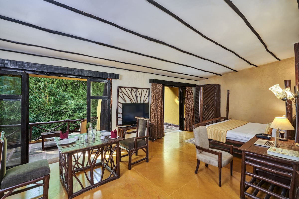 Suite | Minibar, caja de seguridad en la habitación y escritorio