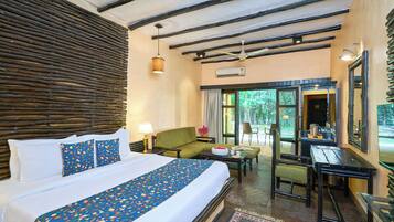 Deluxe Room | Minibar, in-room safe, desk, blackout curtains