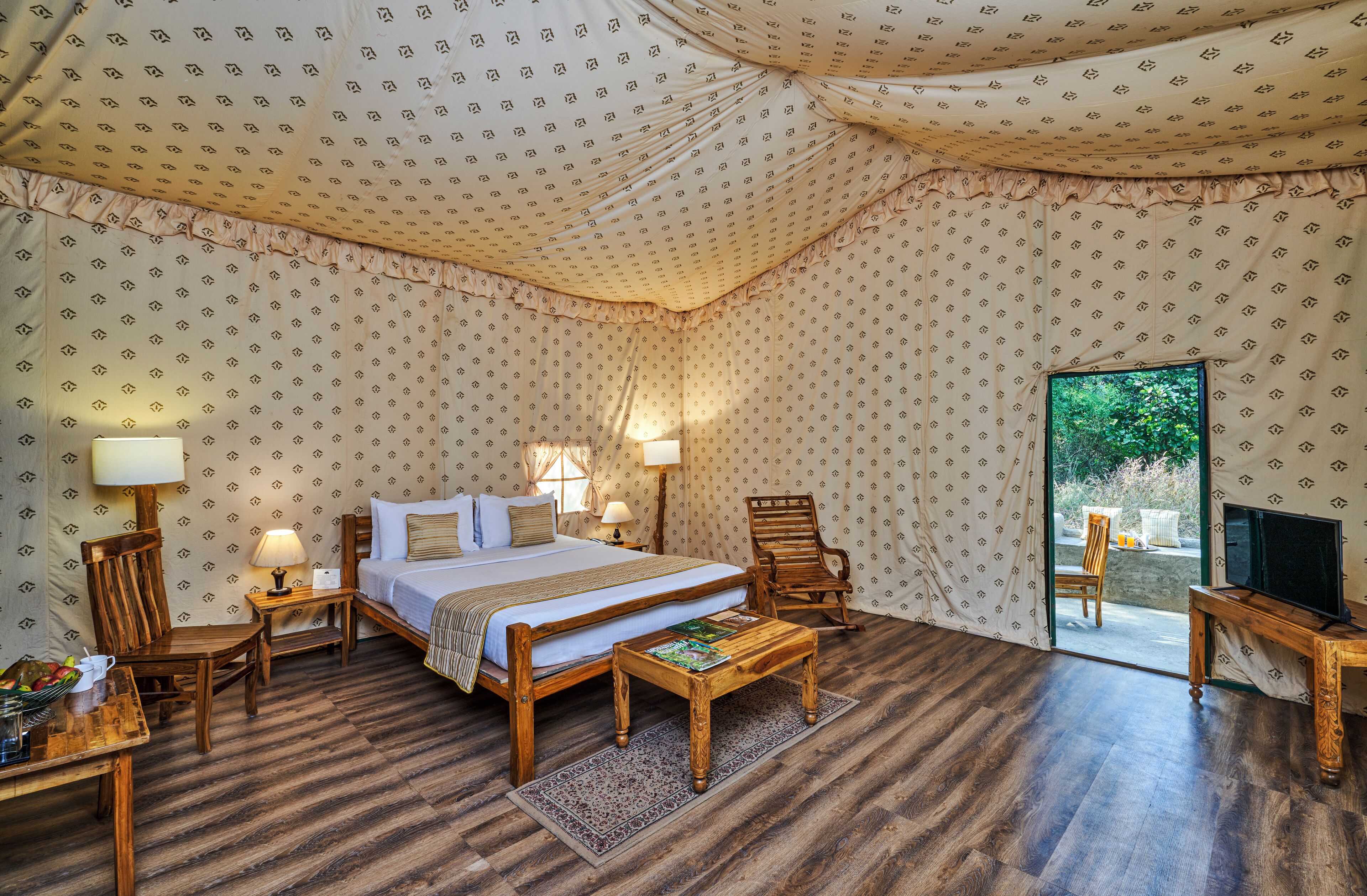 Minibar, caja de seguridad en la habitación y escritorio 