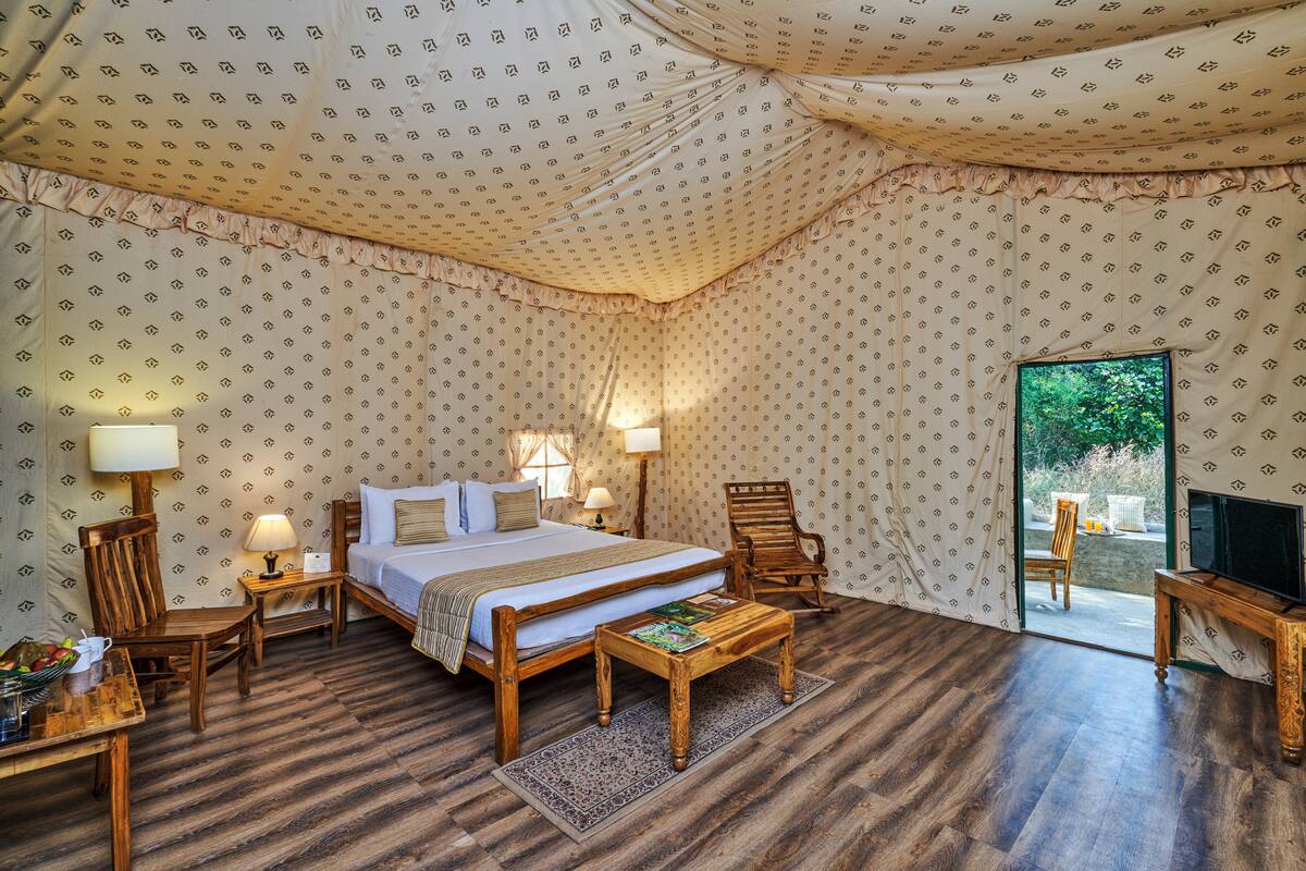 Superior Luxury Tent | Minibar, caja de seguridad en la habitación y escritorio