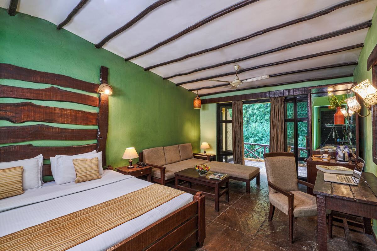 Deluxe Room | Minibar, caja de seguridad en la habitación y escritorio