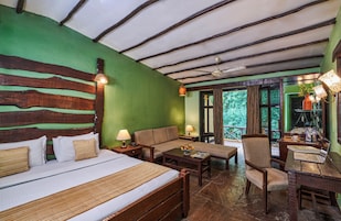 Minibar, caja de seguridad en la habitación y escritorio 