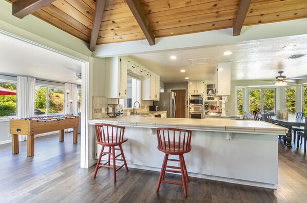 Fridge, microwave, oven, stovetop - Starry Pines- Hot Tub! (Oakhurst)