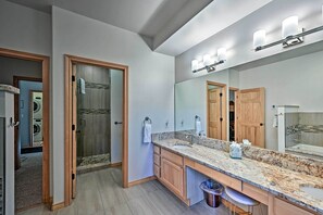 Free toiletries, hair dryer, towels - Mountain Home with Decks, Walk to Gondola (Steamboat Springs)