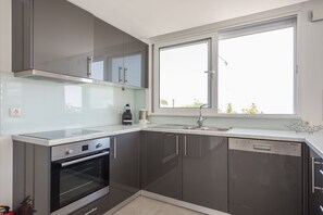 Frigorífico, horno, placa de cocina y lavavajillas