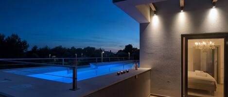 Una piscina al aire libre, una piscina climatizada