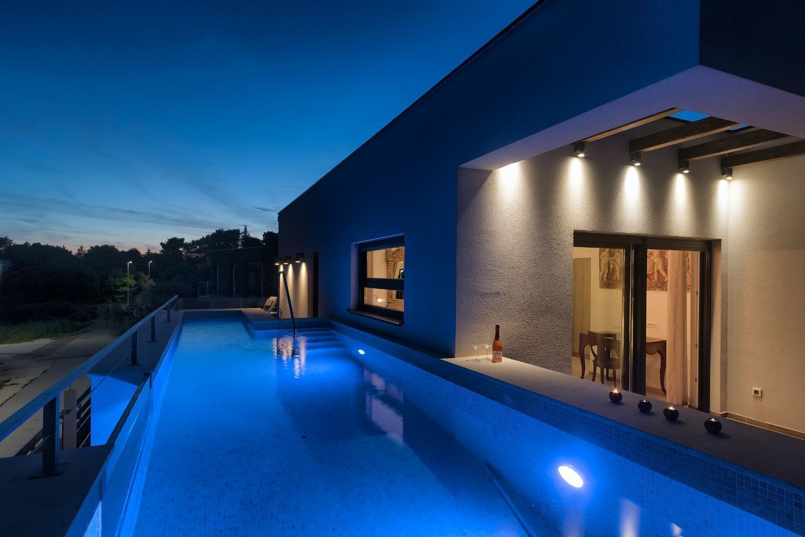 Utomhuspool och uppvärmd pool