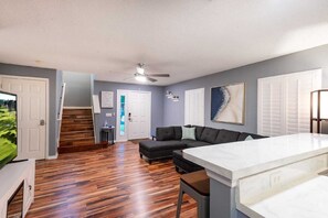 Smart-TV, Kamin, DVD-Player, Arbeitsbereiche