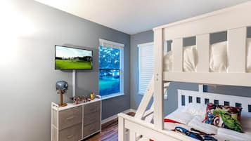 4 soverom, skrivebord, strykejern/-brett og reiseseng for barn