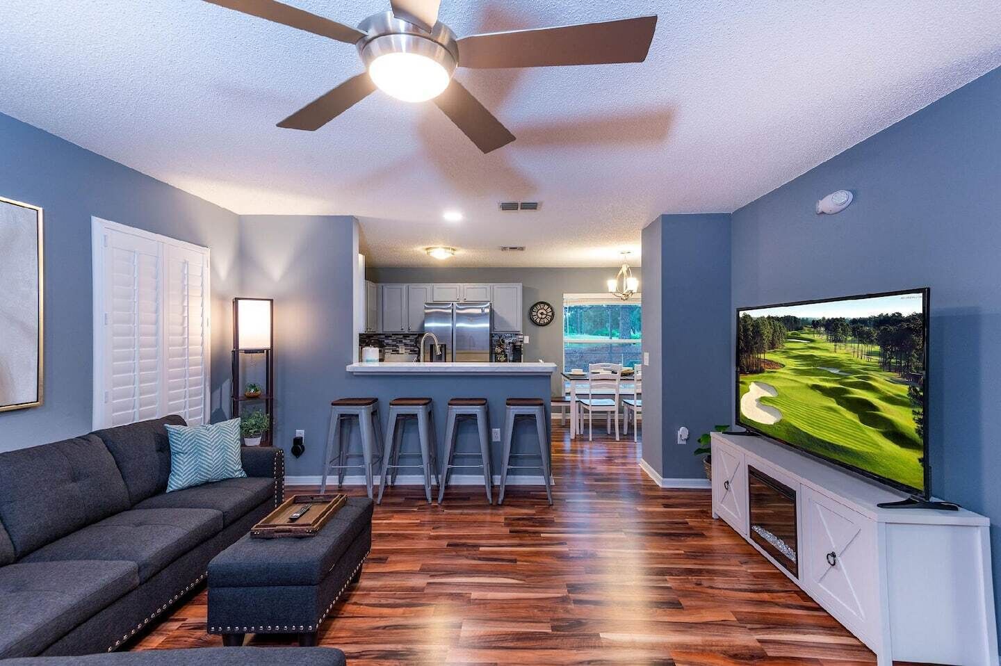 Smart-TV, Kamin, DVD-Player, Arbeitsbereiche