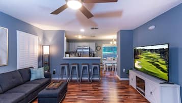 Smart-TV, Kamin, DVD-Player, Arbeitsbereiche