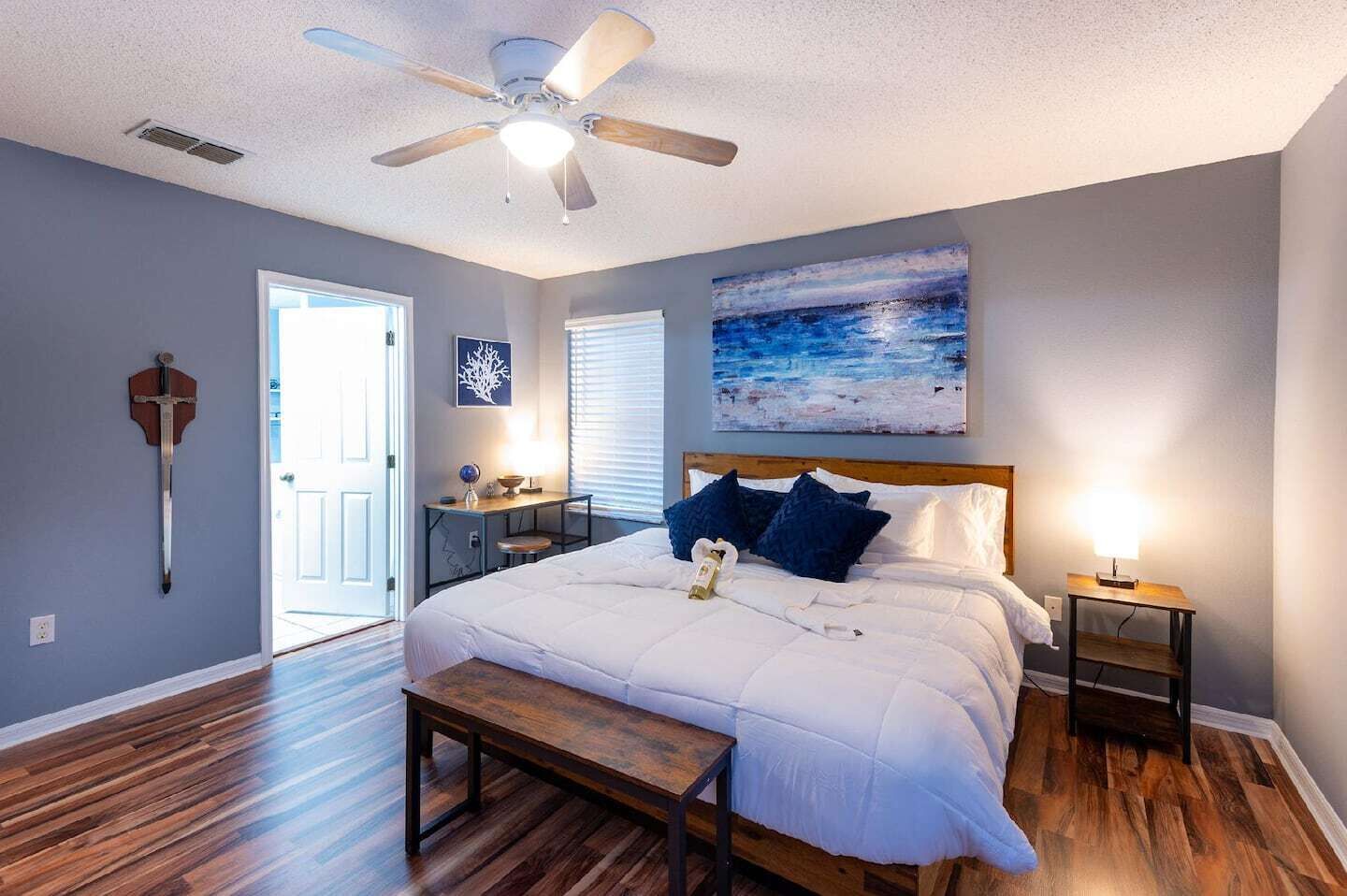 4 chambres, bureau, fer et planche à repasser, lit parapluie