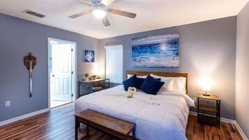 4 slaapkamers, een bureau, een strijkplank/strijkijzer, reisbedje