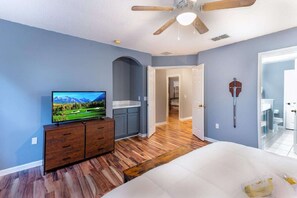 4 chambres, bureau, fer et planche à repasser, lit parapluie