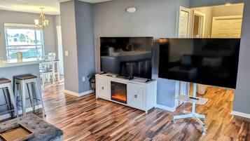 Smart-TV, Kamin, DVD-Player, Arbeitsbereiche