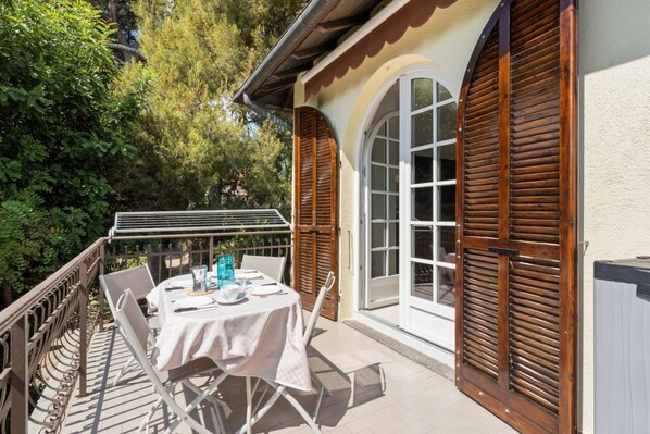 Outdoor dining - Sanremo Flat Swimming Pool, Parking and Netflix! (Sanremo)