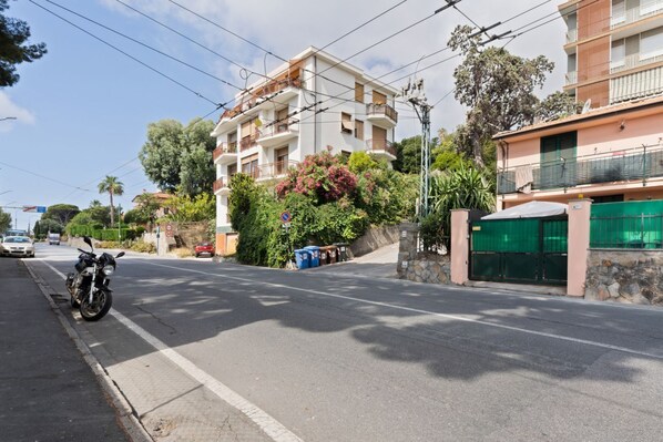 Unclassified image, 1 of 22, button