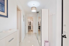 Interior - Sanremo Flat Swimming Pool, Parking and Netflix! (Sanremo)