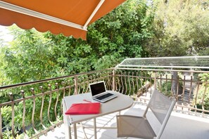 Unclassified image, 4 of 22, button