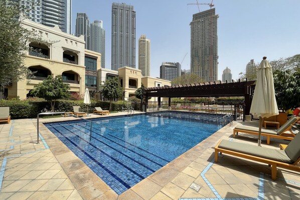 Una piscina al aire libre