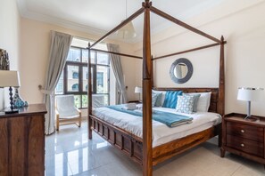 1 habitación, tabla de planchar con plancha y ropa de cama