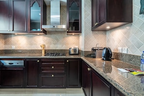 Apartamento básico, 1 cama King | Cozinha privada | Geladeira, micro-ondas, fogão, cooktop